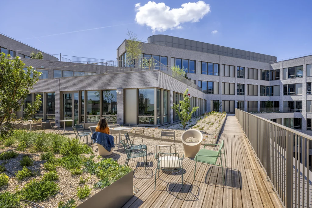 découvrez nos études de cas sur la rénovation durable, mettant en avant des projets exemplaires alliant écologie, efficacité énergétique et innovation.